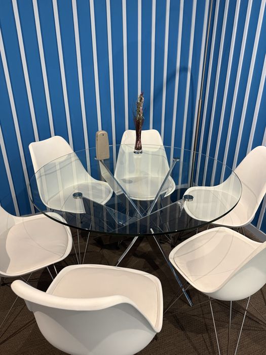 Mesa de vidro redonda com pés cromados