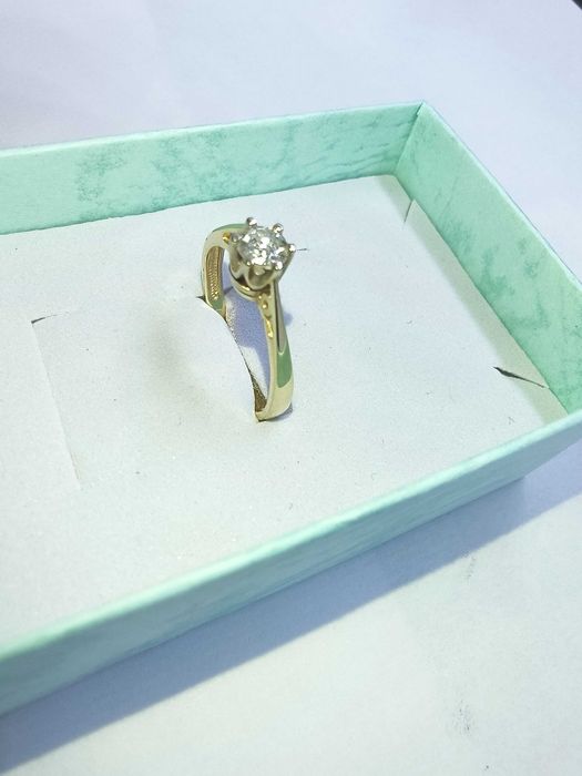 Złoty pierścionek z brylantem 0.32ct P1/F certyfikat