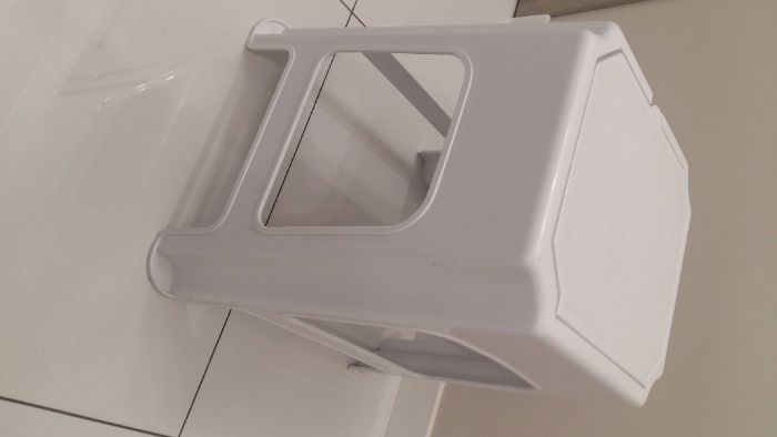 Krzesełko pod prysznic z pojemnikiem