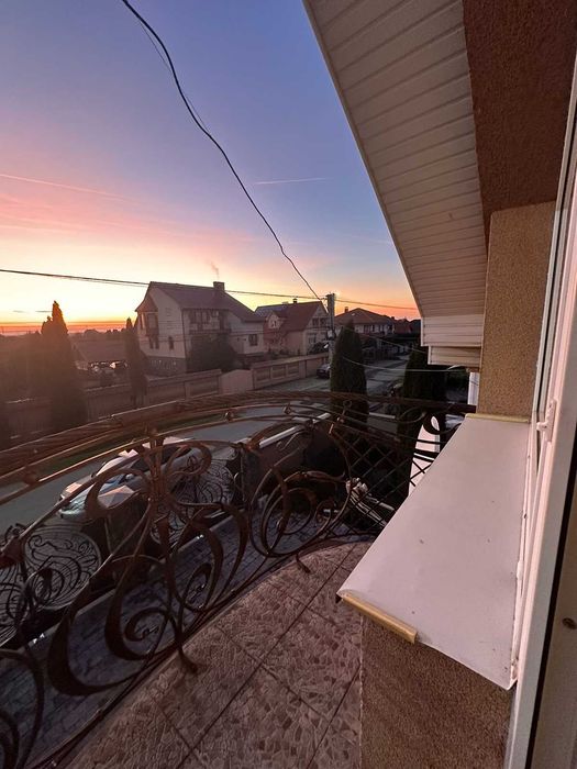 Продається сучасний 1,5-рівневий будинок у с. Барвінок