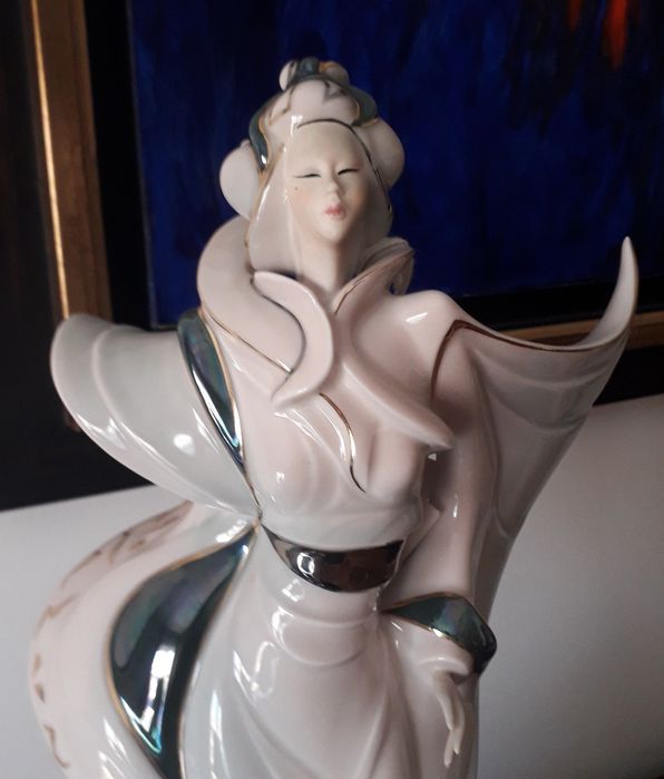 Peça em porcelana GALOS