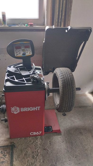 Будинок з приміщенням та обладнанням для шиномонтажу