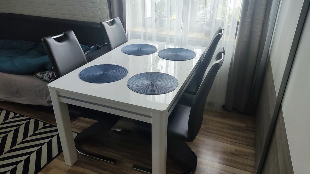 Biały stół rozkładany na wysoki połysk 90x136–210 cm + krzesła GRATIS