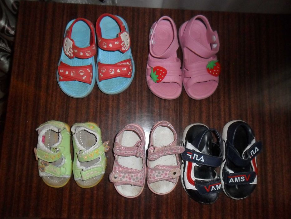 Крокси, босоніжки, кросівки  на дівчинку