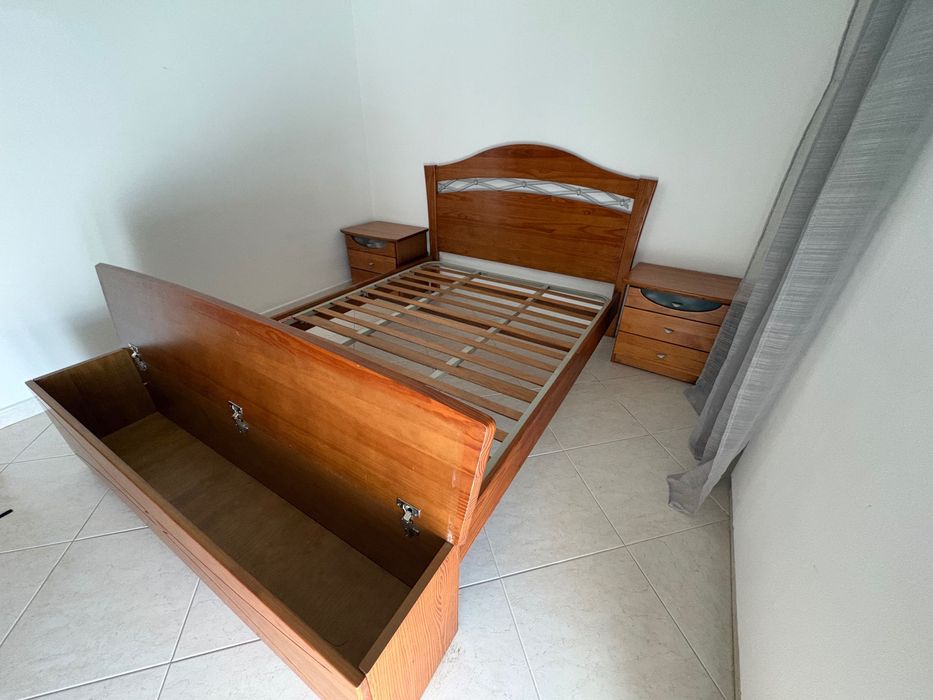 Cama de Casal em Mogno Maciço + Conjunto Completo