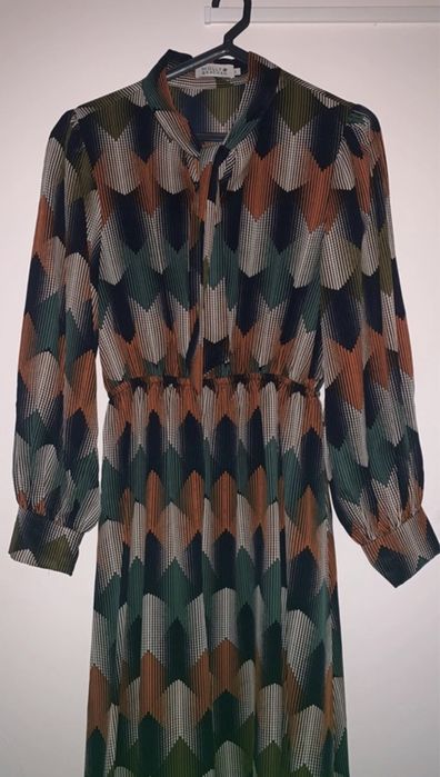 Vestido abaixo do joelho de marca