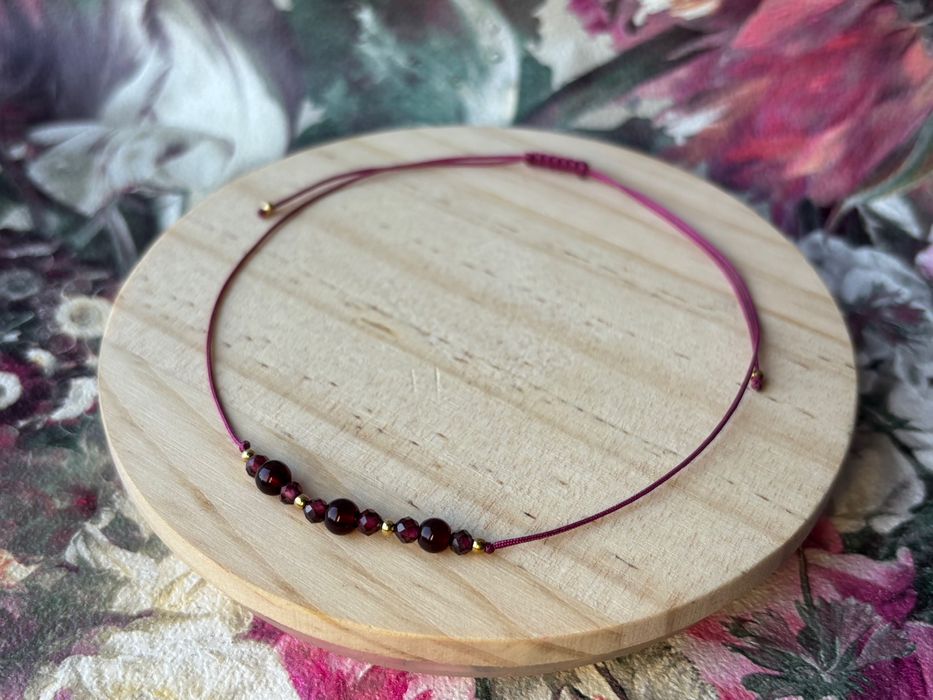 bransoletka na sznurku z kamieniami naturalnymi - Granatem