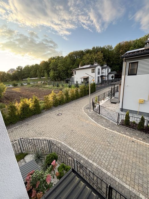 Здається Сучасний котедж в центрі Трускавця