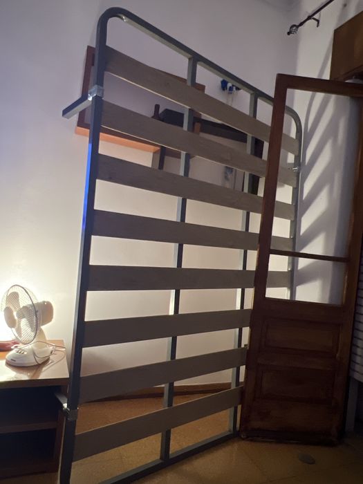 Vende-se estrado c/4 pés em bom estado