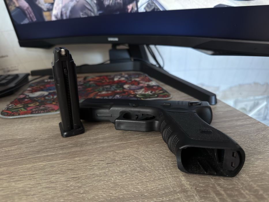 Іграшковий пістолет Glock