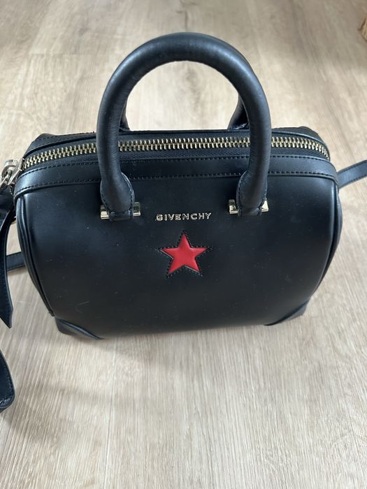 Uzywana torebka czarna givenchy na pasku czerwona gwiazda