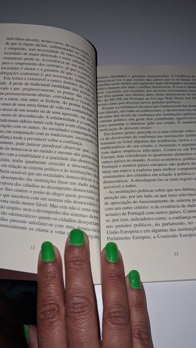 Livro  Confiança has instituições políticas Ana Maria Belchior