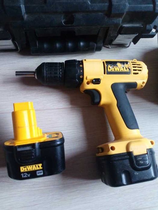 Wkrętarka DeWalt z ładowarką.