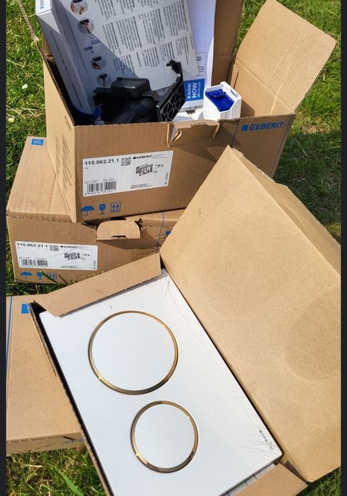 GEBERIT змивна клавіша для бачка в золотій оправі