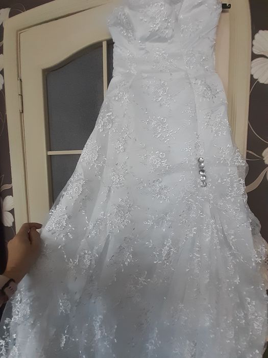 Продам весільню сукню