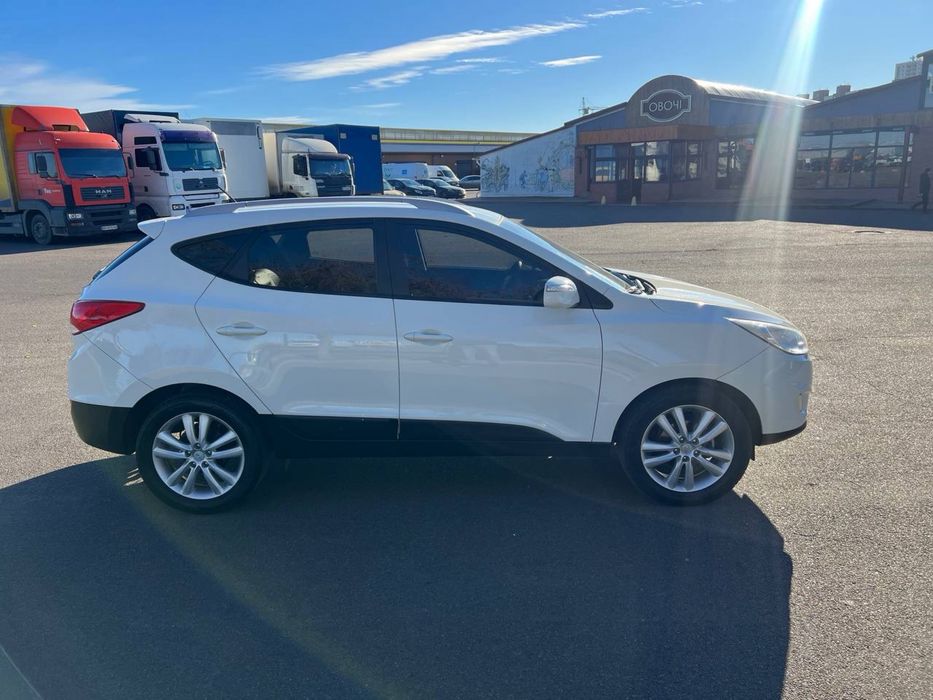 В продажу Hyundai Tucson/IX35 2 літра дизель передній привід із Кореї