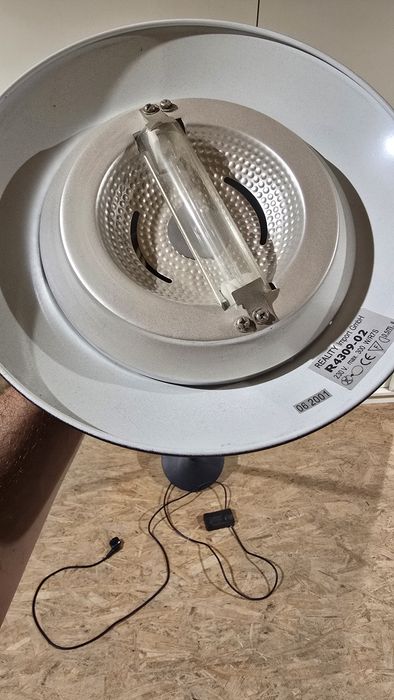 Lampa stojaca regulowana