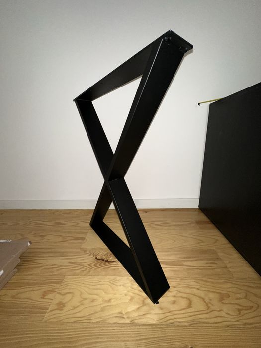 Pé de mesa em X aço preto mate