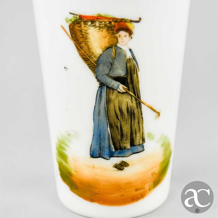 Copo em vidro leitoso, pintado à mão, séc. XIX