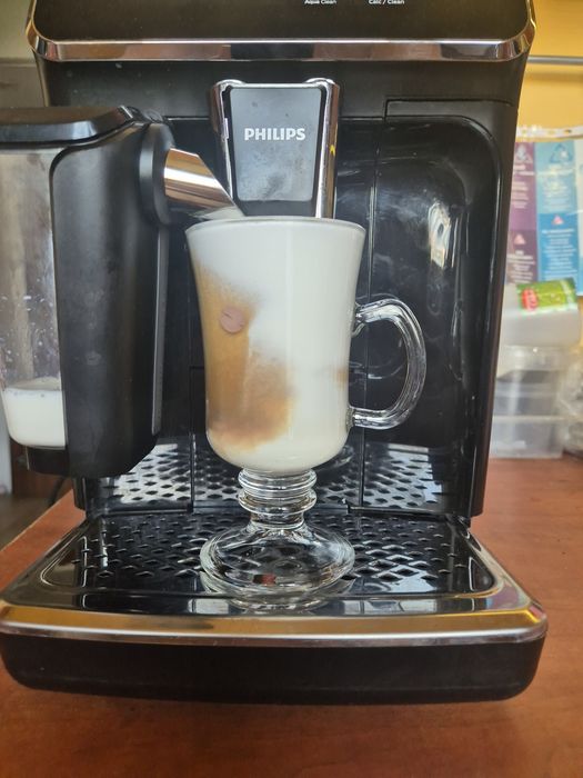 Ekspres Philips LatteGo EP3200 w kolorze czarnym