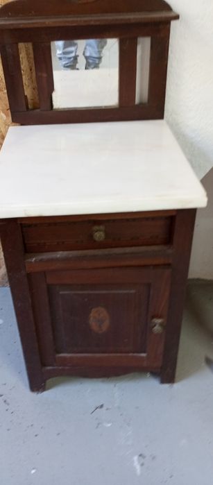 Mesa cabeceira antiga