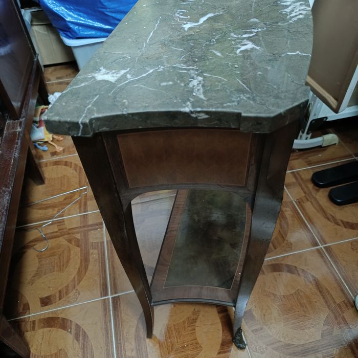 Mesinha antiga e livreiro em cerejeira