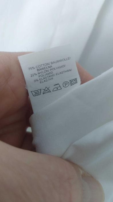 Biała damska koszula.
