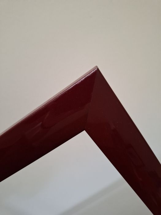 Moldura bordeaux de madeira usada