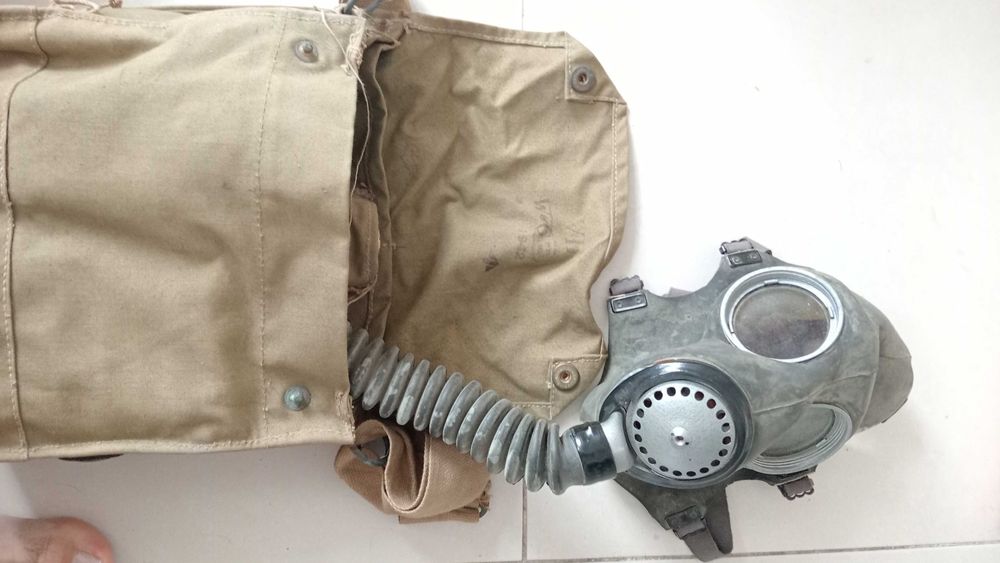 Máscara de Gás Portuguesa + Bolsa Britânica WWII 1942 Conjunto Militar - Completo!