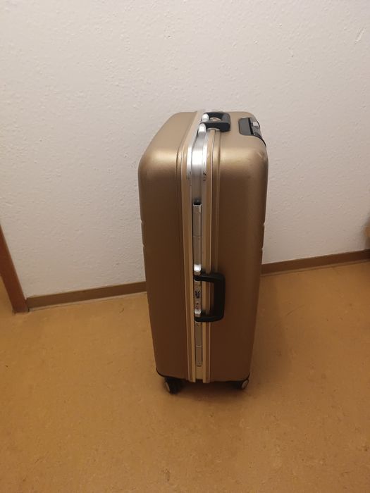 Большой,пластиковый чемодан,размер L- 70*47см.