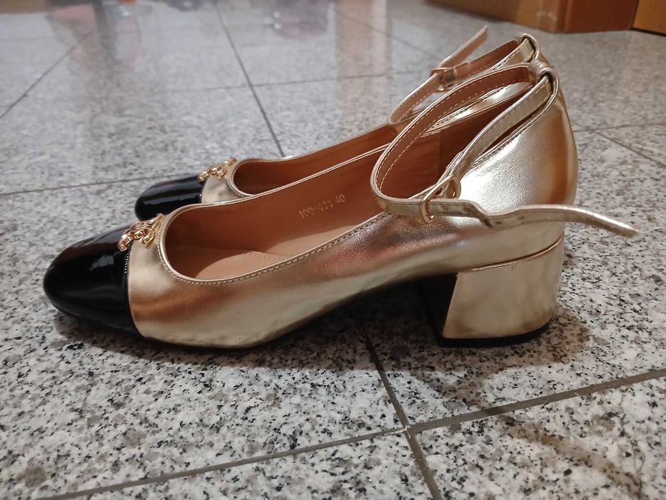 Sapatos verniz bicolor dourado/preto com fivela – tam. 40 – pouco uso