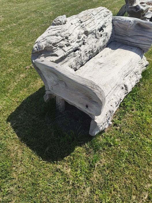 Dois bancos de jardim antigos a condizer