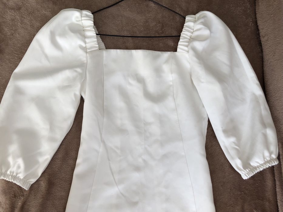 Біла сукня.