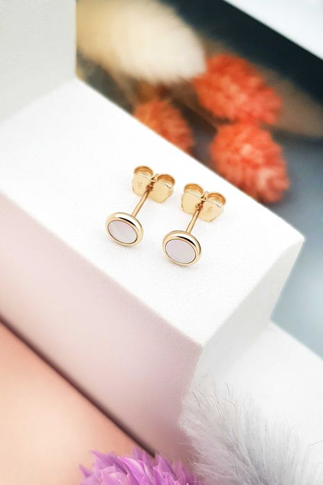 Złote okrągłe kolczyki z masą perłową pr. 585