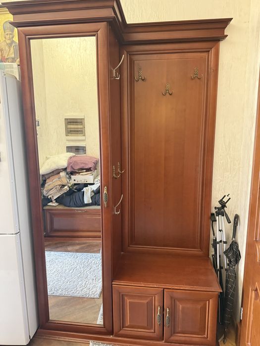 Шафа в прихожу з дзеркалом
