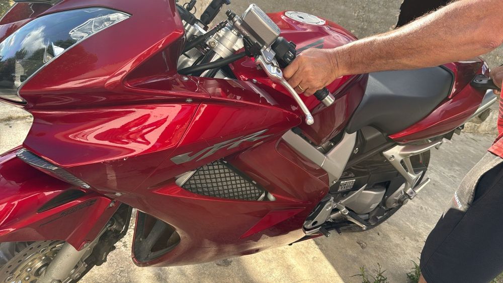 VFR 800 Honda 2006 Interessados entrar em contato com Carlos 968590472