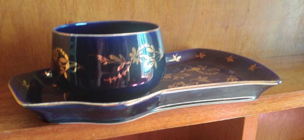 Almoçadeira e chávena de chá com prato para biscoitos ou torradas