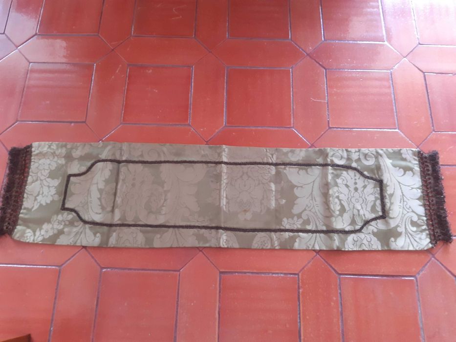 Pano antigo, anos 1950, tipo sanguinho, de pequeno altar de casa