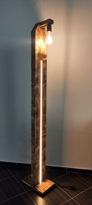 Drewniana lampa stojąca