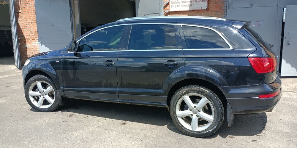 Продам машину ауді Q7