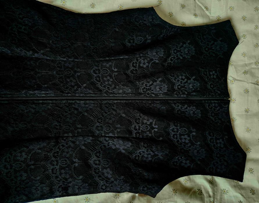 Sukienka wieczorowa, mała czarna, elegancka z charakterem