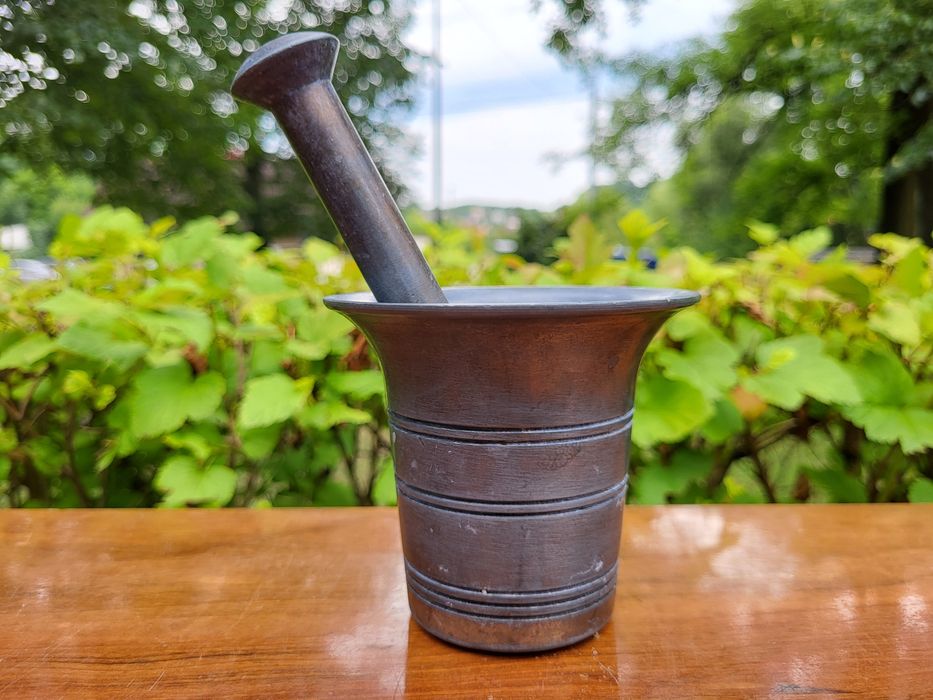 Ładny metalowy moździerz z tłuczkiem