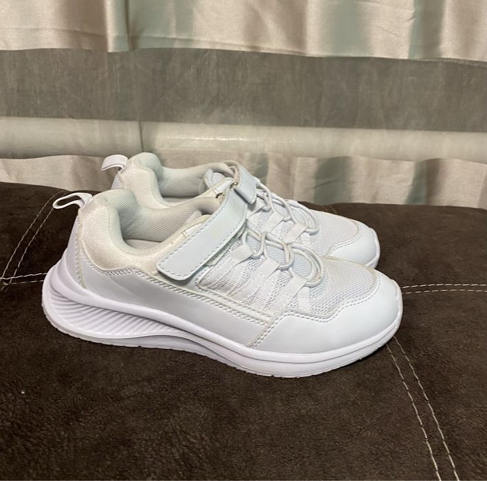 Кросівки. Graceland