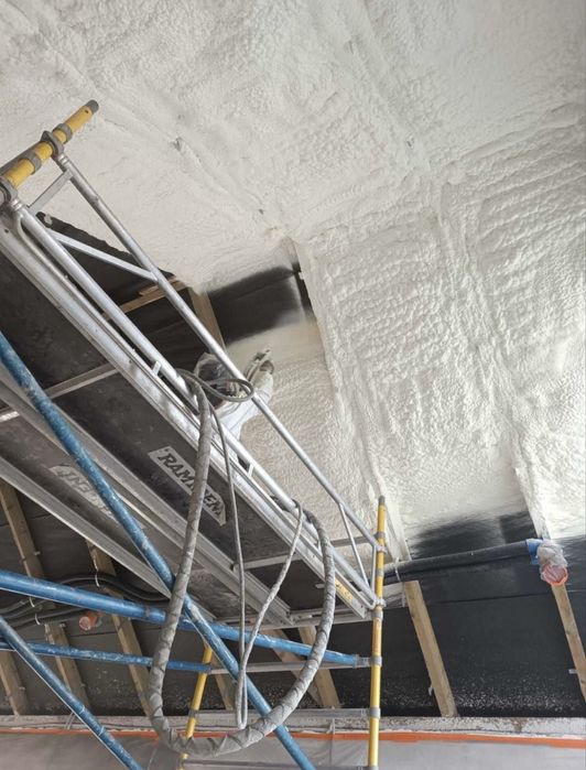 Piana pur pianka pianką izolacje natryskowe celuloza docieplenia dachy