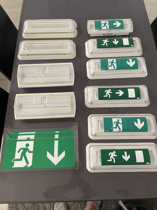 Armaduras de sinalizacao de saida de emergencia