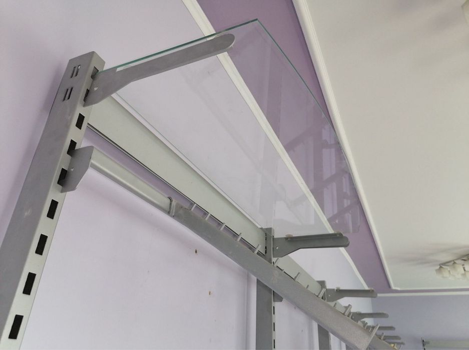 Пристінне торгівельне обладнання  для одягу(стійка для одягу)