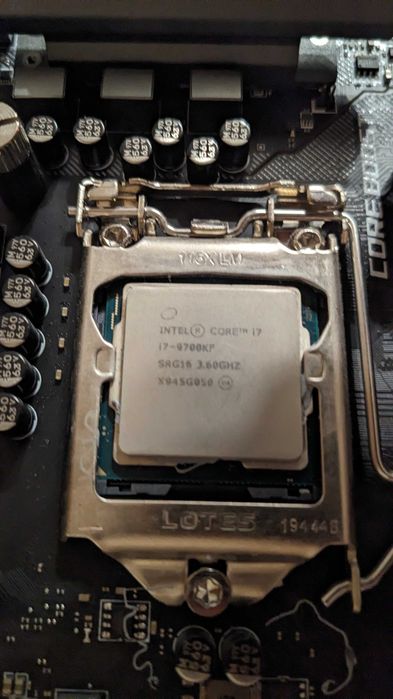 Intel i7 9700KF + MSI MAG Z390 TOMAHAWK + 16 GB Hyperx RAM + AIO
