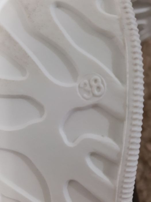 Ténis Novos tam. 38 em preto com atacadores multicores