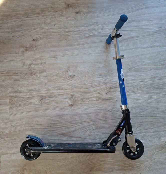 Hulajnoga Oxelo mid 1 Decathlon czarno niebieska