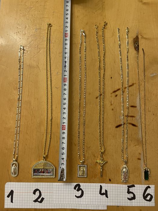 Łańcuszki z elementami kryształu w kolorze złota